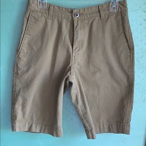 Easy-fitting chino shorts
100% cotton